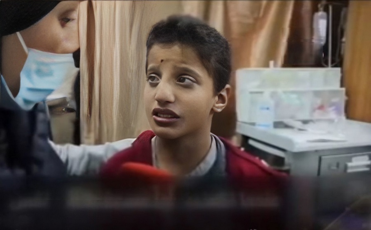 بی تابی کودک فلسطینی که دست مادرش در بمباران اسراییلی ها قطع شده (فیلم)