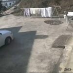 لحظه سقوط یک خودرو در سراشیبی جاده (فیلم)