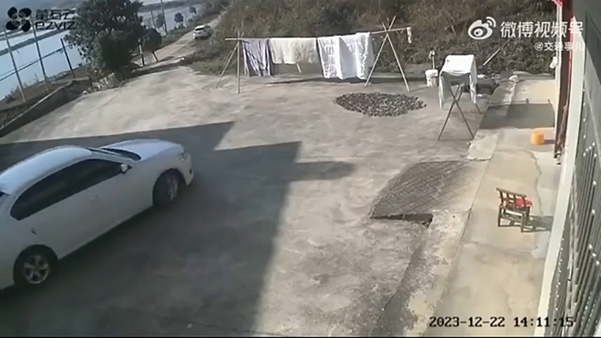 لحظه سقوط یک خودرو در سراشیبی جاده (فیلم)