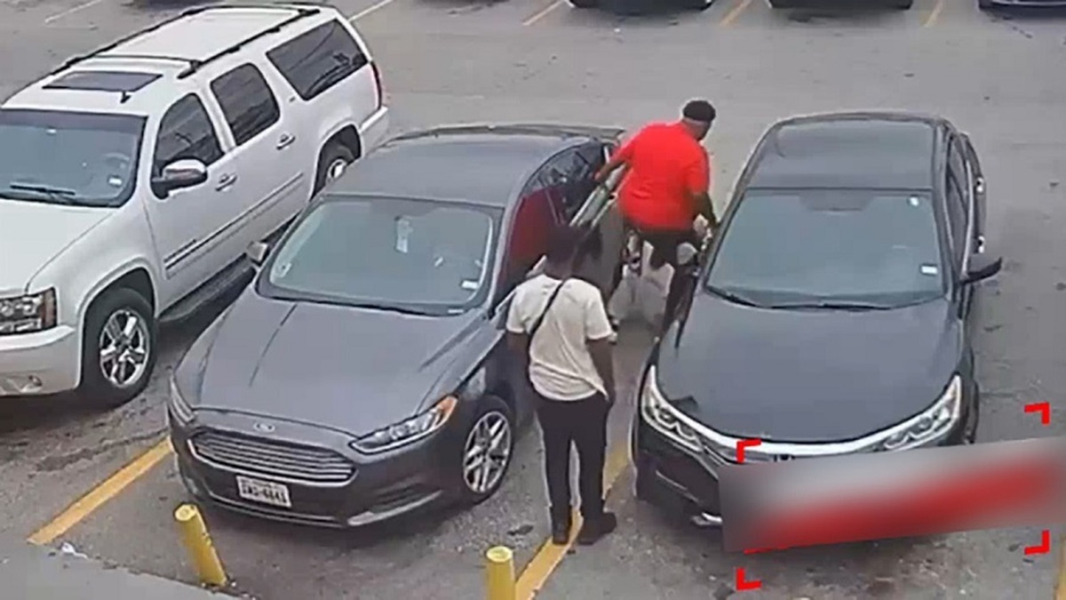 کتک زدن یک پیرمرد مبتلا به آلزایمر در آمریکا (فیلم)