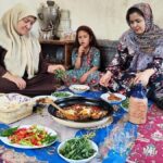 طبخ خورشت بادمجان بدون گوشت به سبک بانوی روستایی آذری (فیلم)