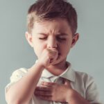 علت سرفه‌های طولانی مدت در کودکان (فیلم)