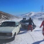 امدادرسانی به ۷۰ خودروی گرفتار در کولاک گردنه الماس خلخال (فیلم)