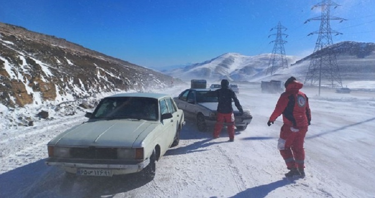 امدادرسانی به ۷۰ خودروی گرفتار در کولاک گردنه الماس خلخال (فیلم)