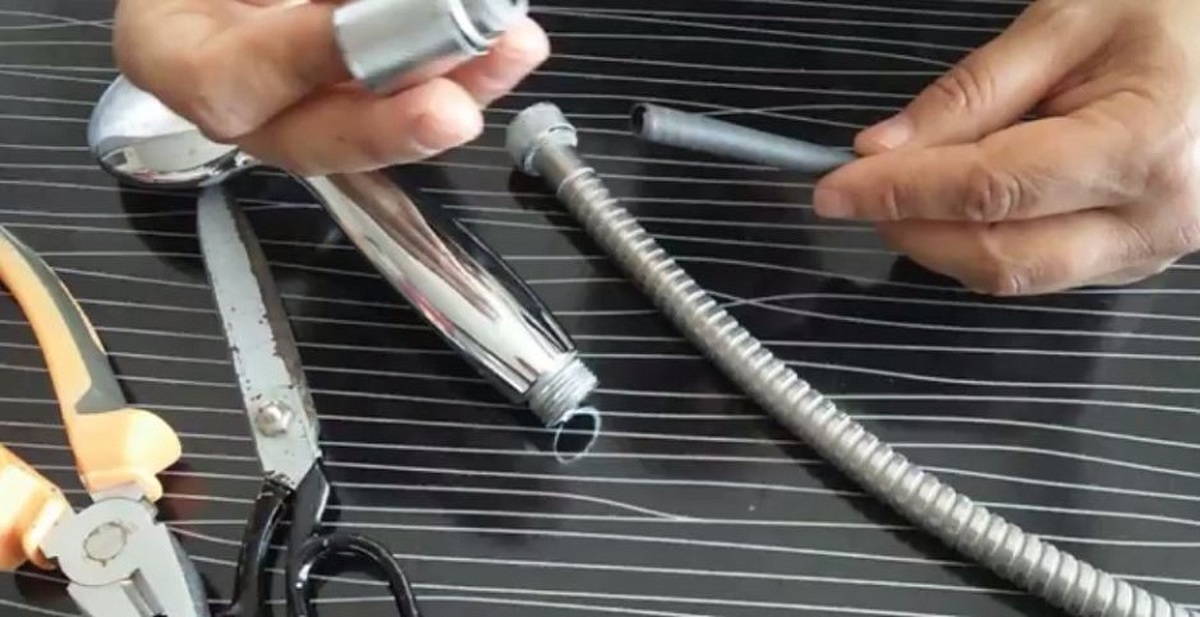 نحوه تعمیر لوله سر دوش حمام در ۲ دقیقه (فیلم)