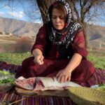 پخت ماهی داخل ساج کنار رودخانه توسط بانوی روستایی کردستانی (فیلم)