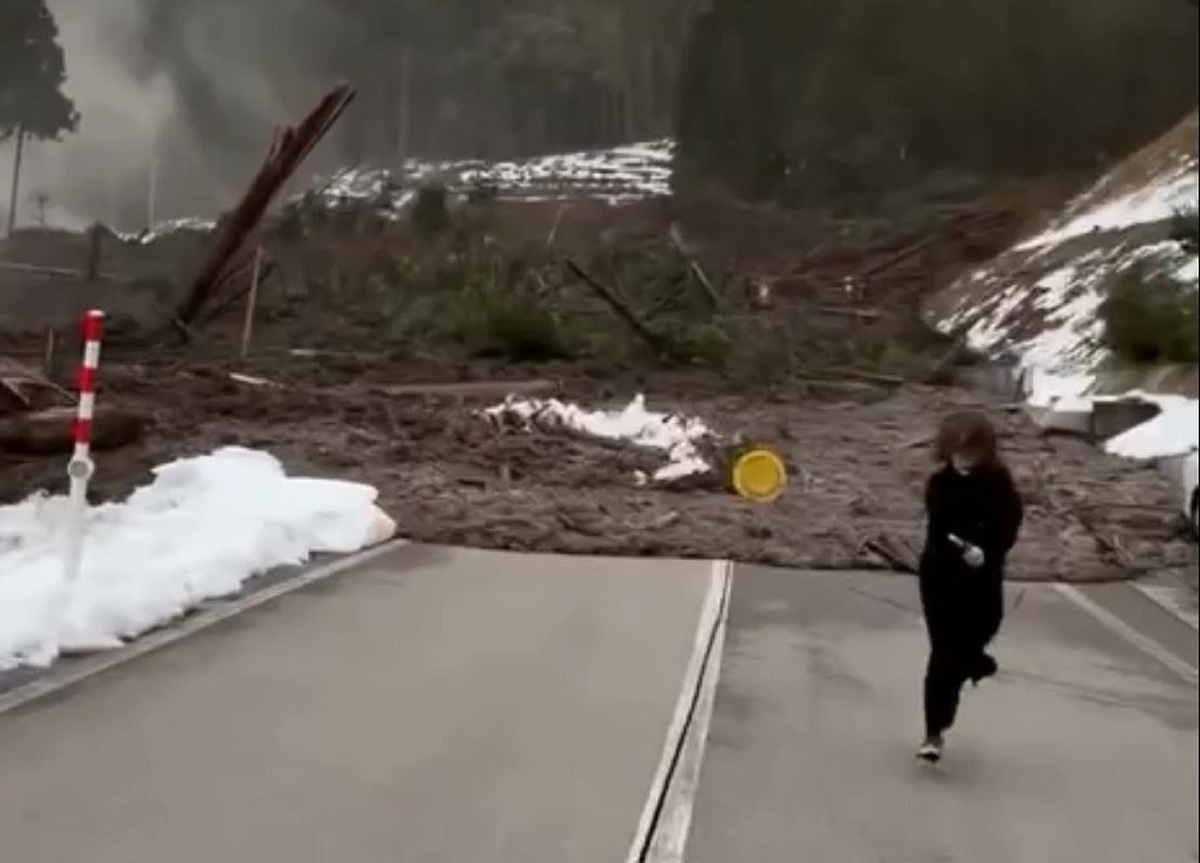 صحنه ای عجیب از زلزله ژاپن: کوه مانند رود جاری شد و خانه ها را بلعید (فیلم)