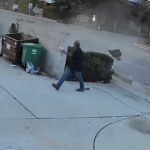 فرار میلیمتری مرد از مرگ مقابل صندوق پستی (فیلم)