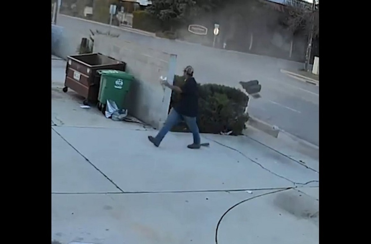 فرار میلیمتری مرد از مرگ مقابل صندوق پستی (فیلم)