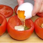 دستور ساده صبحانه فقط با یک تخم مرغ در گوجه فرنگی (فیلم)