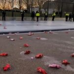 پرتاب عروسک‌های خون‌آلود نوزاد توسط معترضان به سمت کاخ سفید (فیلم)