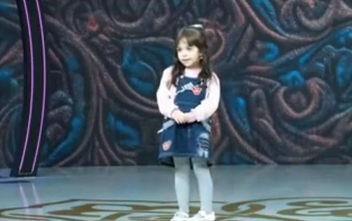 حضور ناگهانی دختر یک شرکت‌کننده وسط مسابقه تلویزیونی (فیلم)