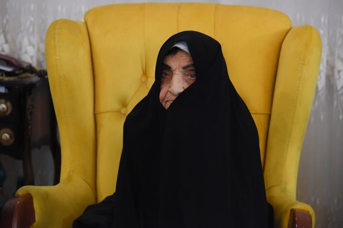 مادر شهیدی که بعد از ۱۰۰ ثانیه تامل درباره پسرش فقط ۳ کلمه گفت (فیلم)