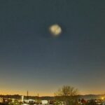 پرواز شی عجیب در آسمان چین/ بشقاب پرنده یا موشک؟ (فیلم)