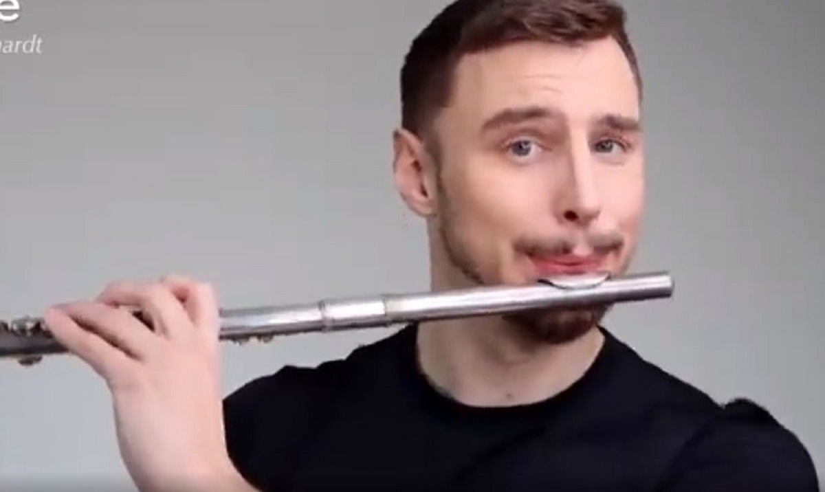 هنرنمایی تکرارنشدنی یک نوازنده با ۱۱۱ ساز (فیلم)