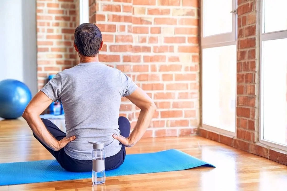 چند تمرین ساده برای کمر که می توان در طول روز انجام داد (فیلم)