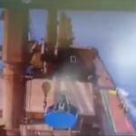 لحظه اصابت موشک یمنی‌ها به کشتی یونانی (فیلم)