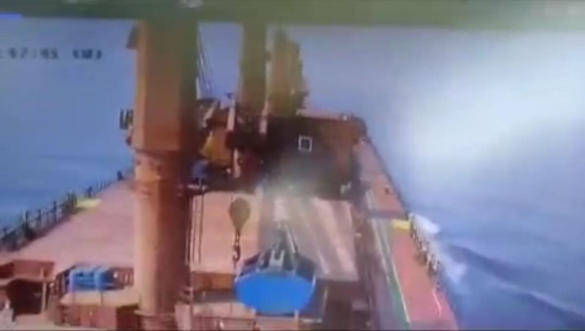 لحظه اصابت موشک یمنی‌ها به کشتی یونانی (فیلم)