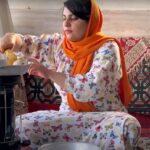 پخت مرغ و پلو سنتی به روش دختر جوان و مشهور کردستانی (فیلم)