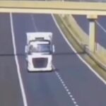 لحظه هولناک ترکیدن لاستیک کامیون وسط جاده (فیلم)
