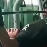 لحظه گیر کردن یک ورزشکار زیر وزنه (فیلم)