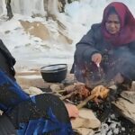 کباب کردن 3 مرغ به سبک دیدنی یک مادر و دختر افغان (فیلم)