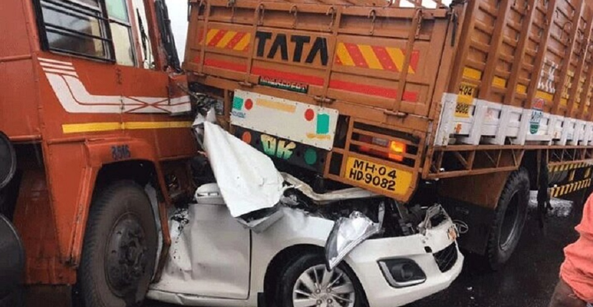 تصادف وحشتناک و له شدن خودروی سواری بین دو تریلی (فیلم)