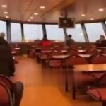 لحظه شکسته شدن شیشه یک کشتی بر اثر امواج (فیلم)