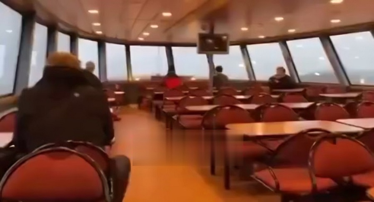 لحظه شکسته شدن شیشه یک کشتی بر اثر امواج (فیلم)