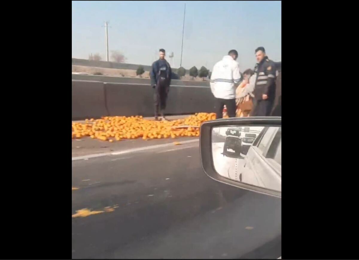 چپ شدن نیسان با بار پرتقال در اتوبان آزادگان شرق به غرب (فیلم)