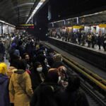 مترو خراب می‌شود، مردم سرگردان می‌شوند/ ببینید حتی خرابی یک قطار با ترافیک شهر چکار می‌کند (فیلم)