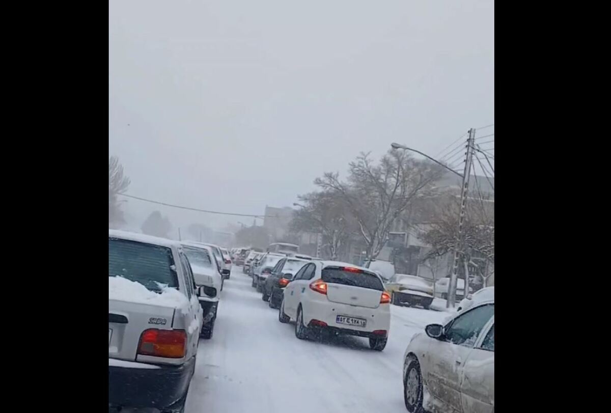 ترافیک شدید خیابان‌ های تبریز به دلیل بارش شدید برف (فیلم)