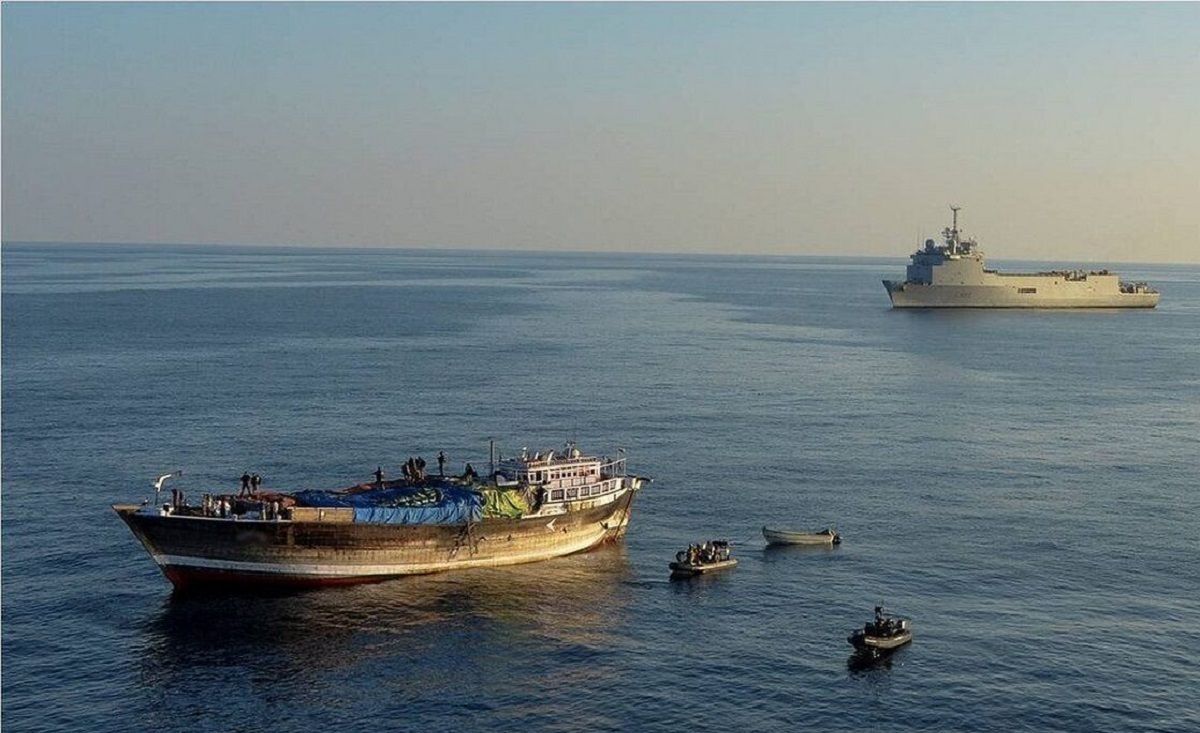آماده‌سازی جالب یک کشتی برای عبور از منطقه دزدان دریایی (فیلم)