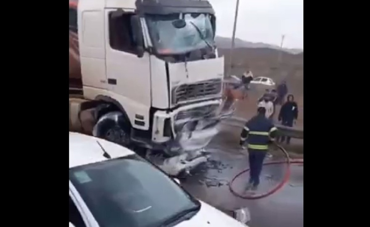 یک تصادف دلخراش از مچاله شدن پراید با تریلی؛ ۳ نفر جان باختند (فیلم)