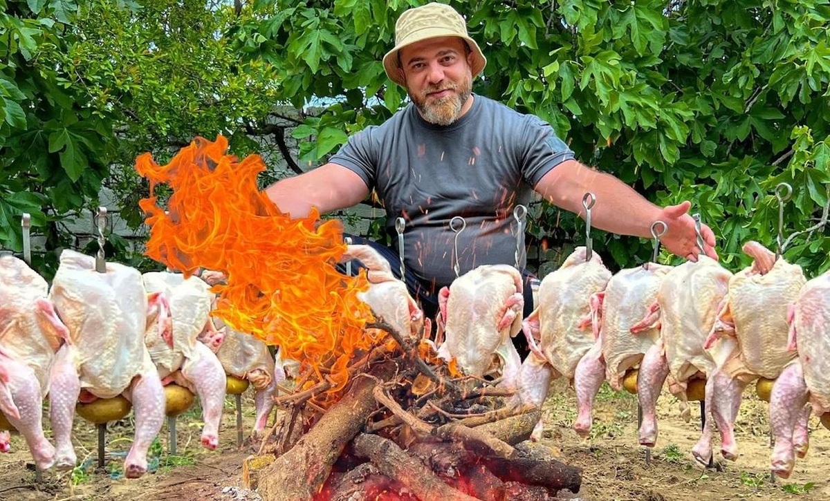 کباب کردن متفاوت 20 مرغ در حاشیه زغال به سبک زن ترکیه ای (فیلم)