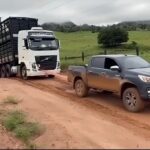 قدرت حیرت انگیز تویوتا در کشیدن کامیون با بار (فیلم)
