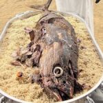 پخت چلو ماهی کبابی به وزن 33 کیلوگرم توسط آشپز روستایی عربستانی (فیلم)