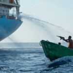 خلاقیت جالب خدمه کشتی برای عبور از مقر دزدان دریایی (فیلم)