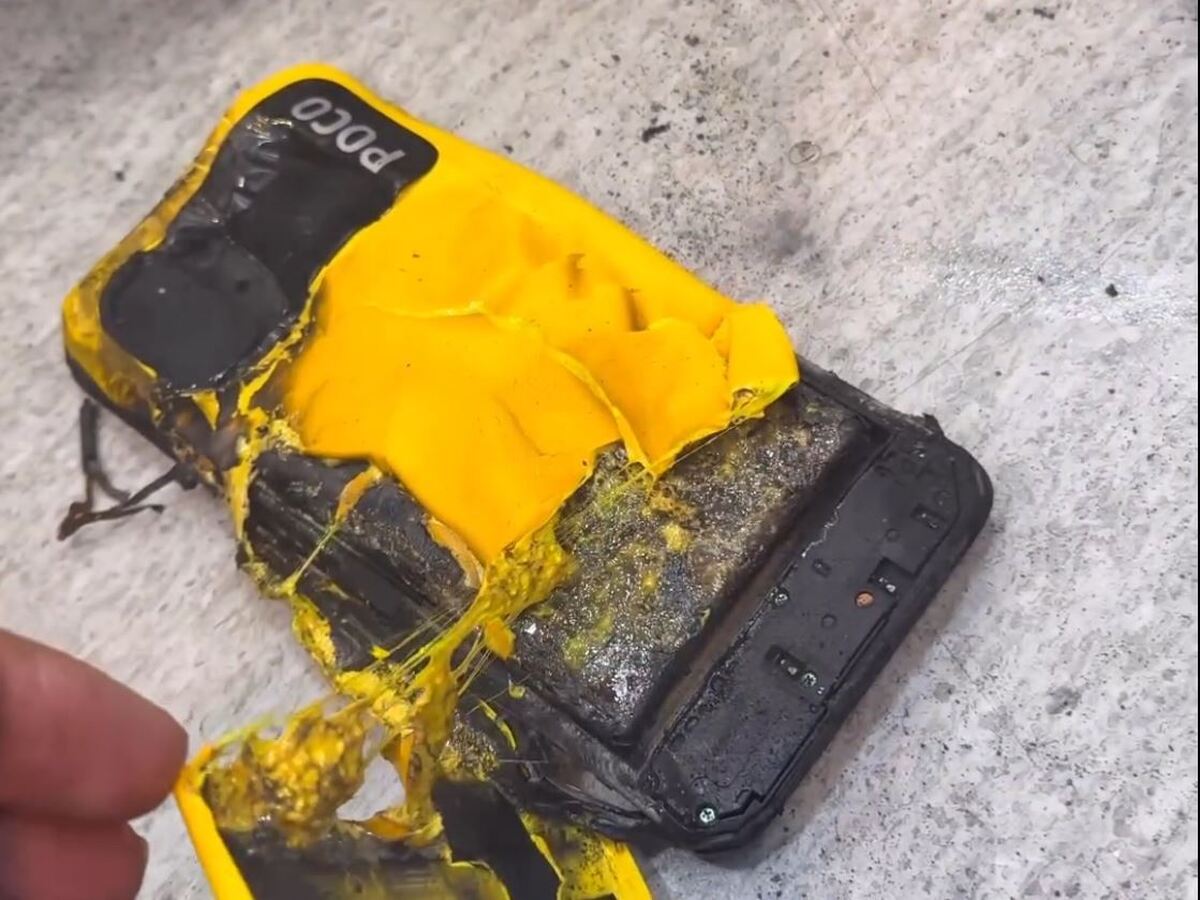 لحظه انفجار وحشتناک گوشی موبایل ، حین استفاده در شارژ (فیلم)