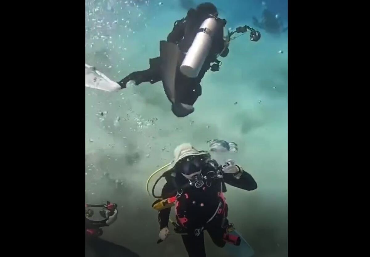 غافلگیری غواصان در زیر دریا در لحظه وقوع زلزله شدید ۷/۲ ریشتری (فیلم)