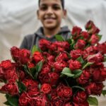 (تصاویر) پسر غزه‌ای به آوارگان گل می‌فروشد