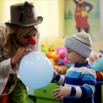 ببینید | دلقکی در غزه دنبال یک لبخند کوچک برای کودکان رنجدیده غزه