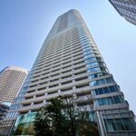 ببینید | شاهکار مهندسین ژاپنی؛ سالم ماندن خانه‌ها در زلزله ۷/۴ ریشتری امروز ژاپن