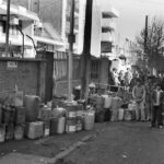 عکس | صفِ پیت‌های نفت در یکی از خیابان‌های تهران در دی‌ماه ۵۷
