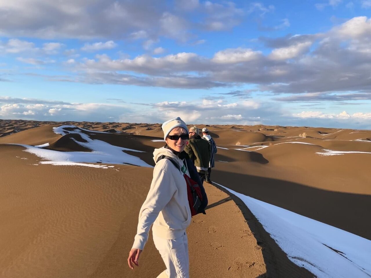 ببینید | سلفی خندان فرشته حسینی وسط کویر؛ اینها برف است؟!