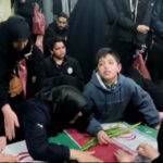 ببینید |‌ بیتابی پسر شهید «رضااکبرزاده» در فراق پدرش