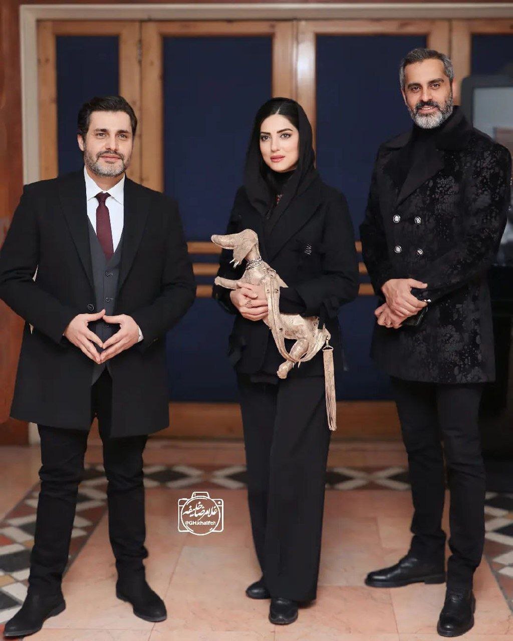 عکس | تیپ عجیب بازیگر شب‌های مافیا در اکران یک فیلم