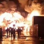 ببینید | فیلم تخلیه کارکنان از دل آتش‌سوزی مهیب یک انبار بزرگ در سنت‌پترزبورگ