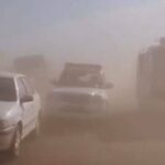 عکس | برخورد زنجیره‌ای ۲۰ خودرو در جاده فریمان – تربت‌جام بر اثر طوفان شن