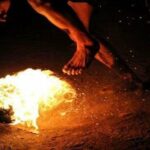 ببینید | حرکت جنون‌آمیز یک جوان؛ ریختن بنزین روی توپ و زدن ضربه سر!